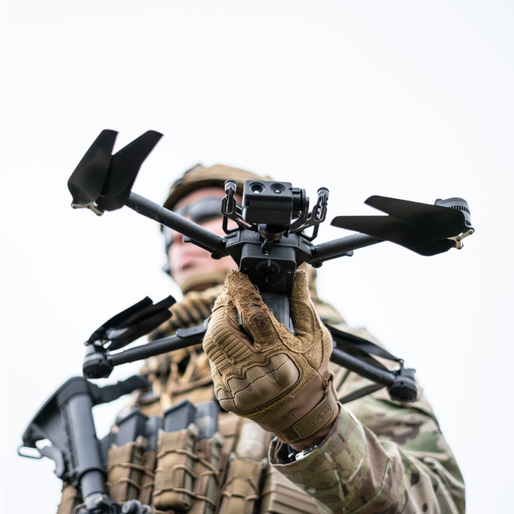 Американский солдат с дроном Skydio